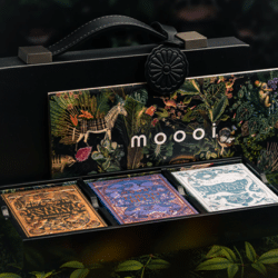 Detail van de Mooi Collector's Edition BOXSET met elegant kaartdesign voor goochelaars
